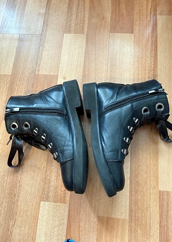 Siyah Deri Tokalı Gotik Kadın Bot - Görsel 4