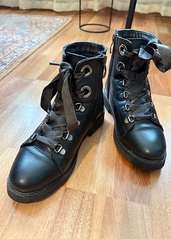 Siyah Deri Tokalı Gotik Kadın Bot - Görsel 5