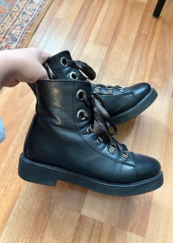 Siyah Deri Tokalı Gotik Kadın Bot - Görsel 2