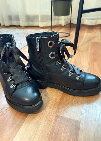 Siyah Deri Tokalı Gotik Kadın Bot - Görsel 3