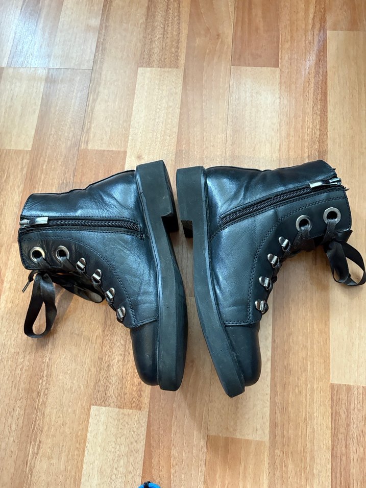 Siyah Deri Tokalı Gotik Kadın Bot - Görsel 4