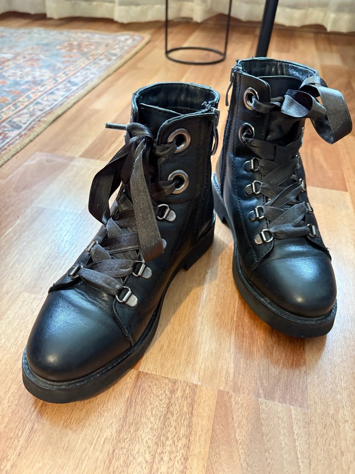 Siyah Deri Tokalı Gotik Kadın Bot - Görsel 5