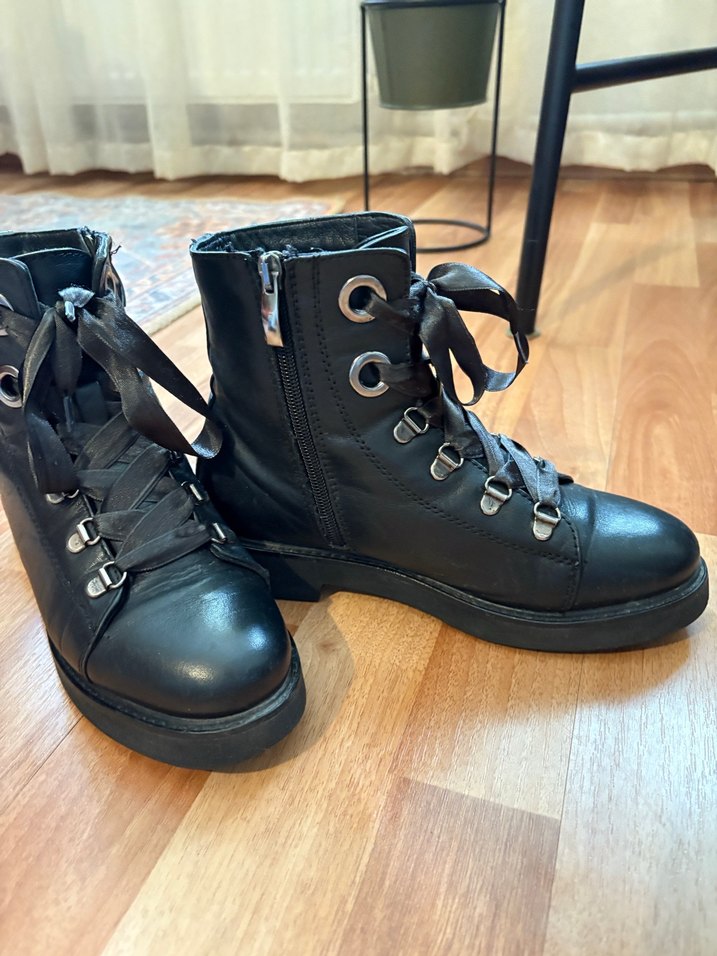 Siyah Deri Tokalı Gotik Kadın Bot - Görsel 3