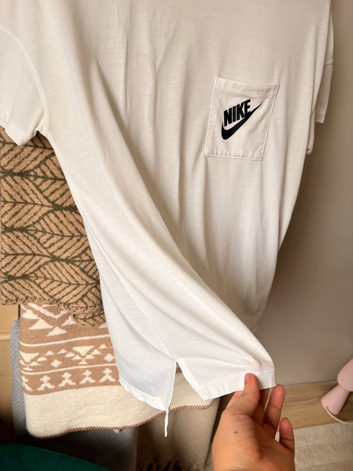 Nike Beyaz Kısa Kollu Tişört — görsel 2/7