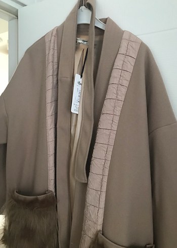 Kürk Detaylı Bej Uzun Kadın Kaban - Görsel 3