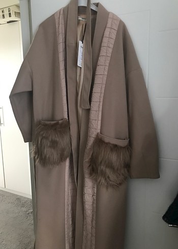 Kürk Detaylı Bej Uzun Kadın Kaban - Görsel 2