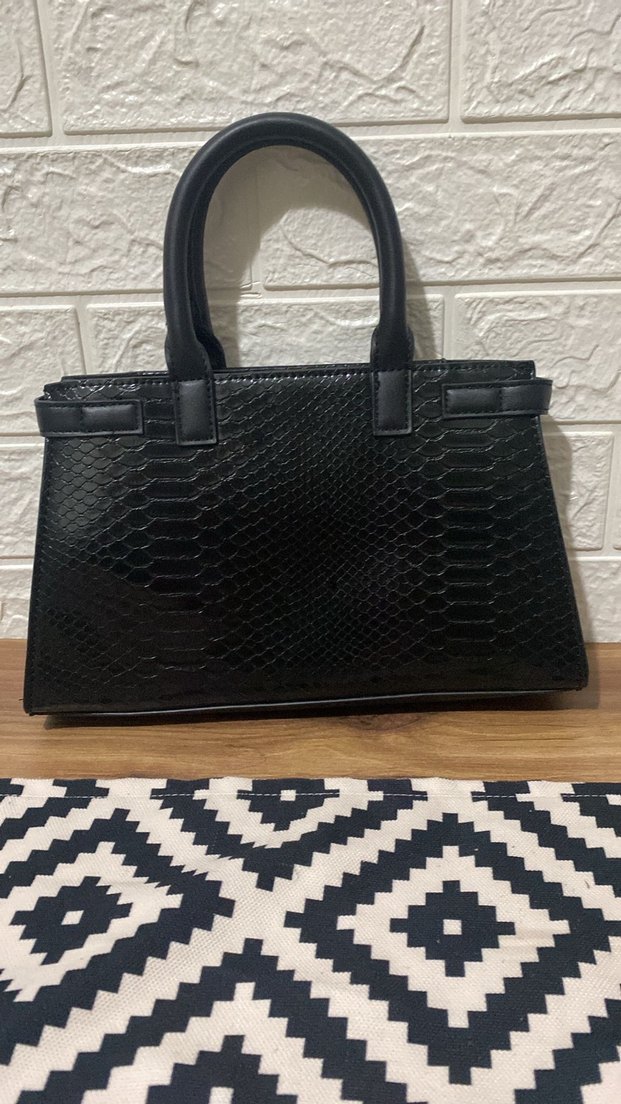 Siyah Parlak Yılan Derisi Desenli Kadın Çanta - Görsel 5