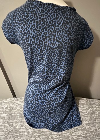 Mavi Leopar Desenli Kısa Kollu Tişörtü - Görsel 4