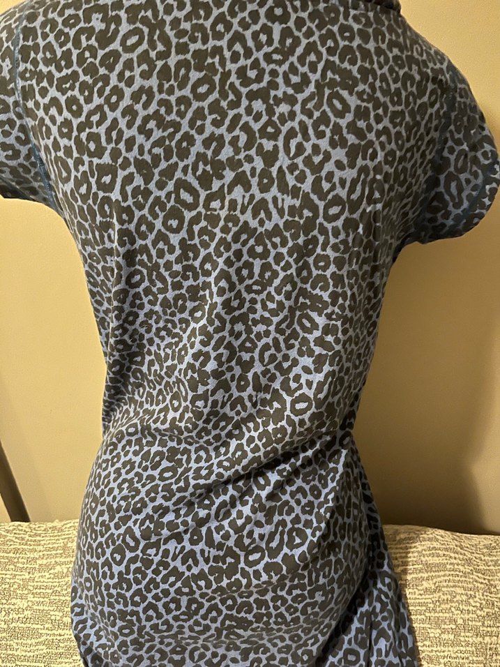 Mavi Leopar Desenli Kısa Kollu Tişörtü - Görsel 3