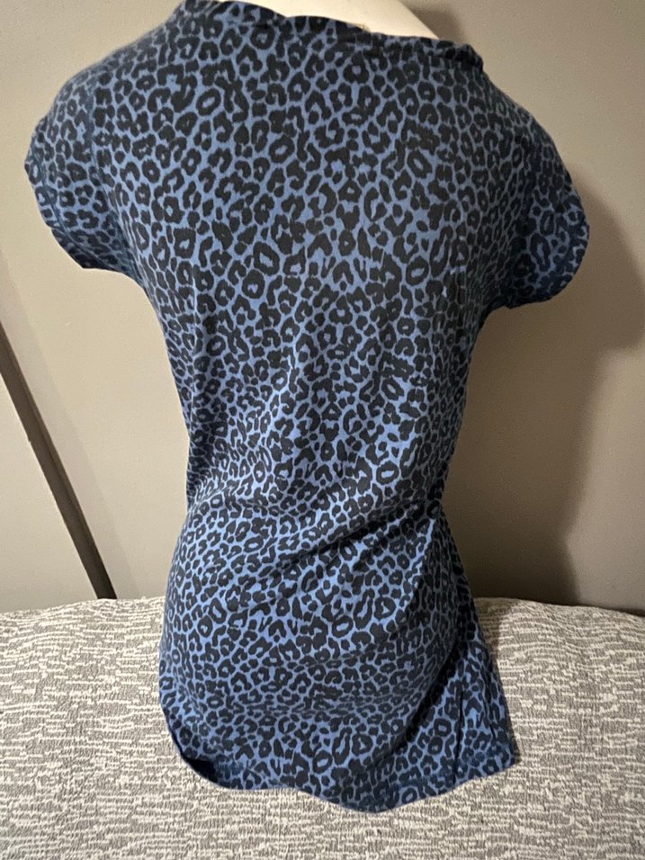 Mavi Leopar Desenli Kısa Kollu Tişörtü - Görsel 4