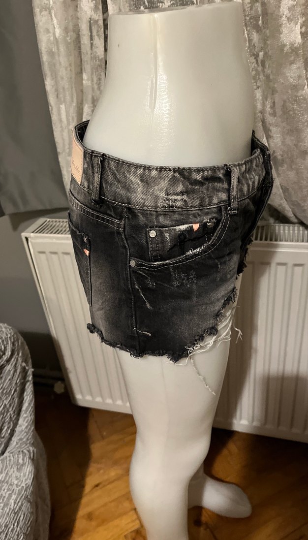 Gri Bağcıklı Yırtık Mini Kot Şort - Görsel 4