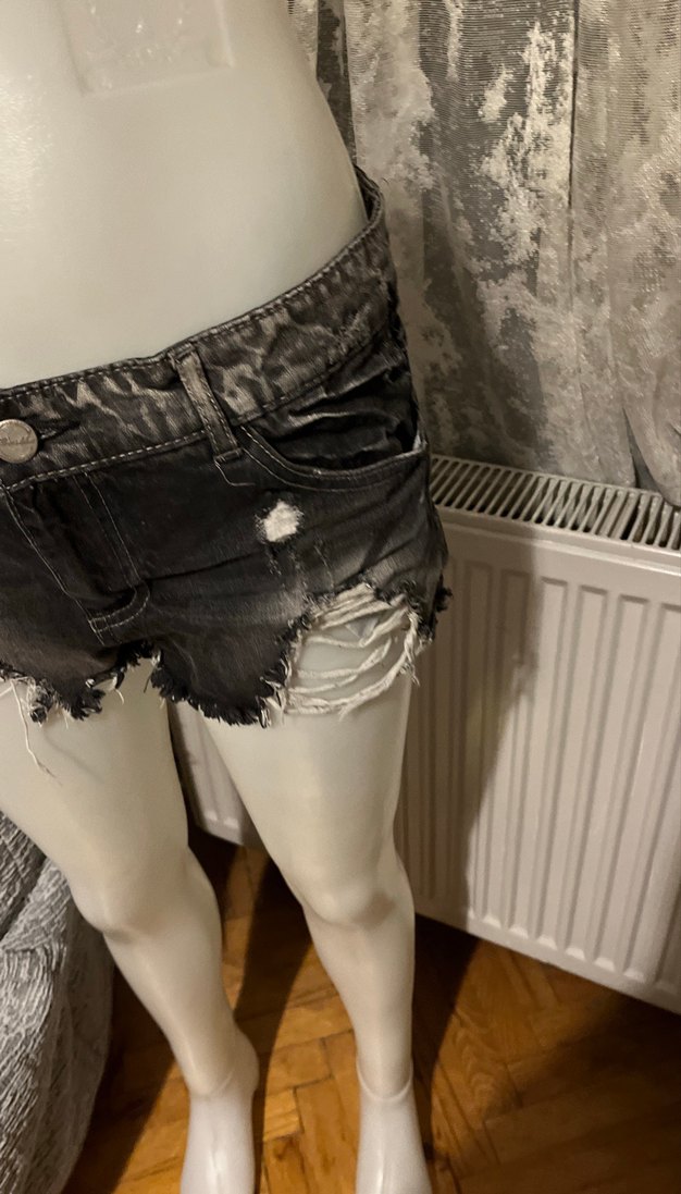 Gri Bağcıklı Yırtık Mini Kot Şort - Görsel 2