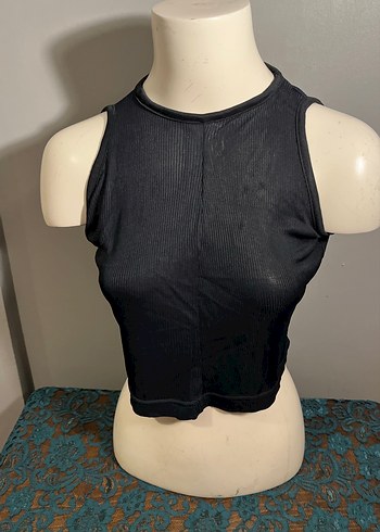 Siyah Yüksek Yakalı Kolsuz Crop Top - Görsel 2