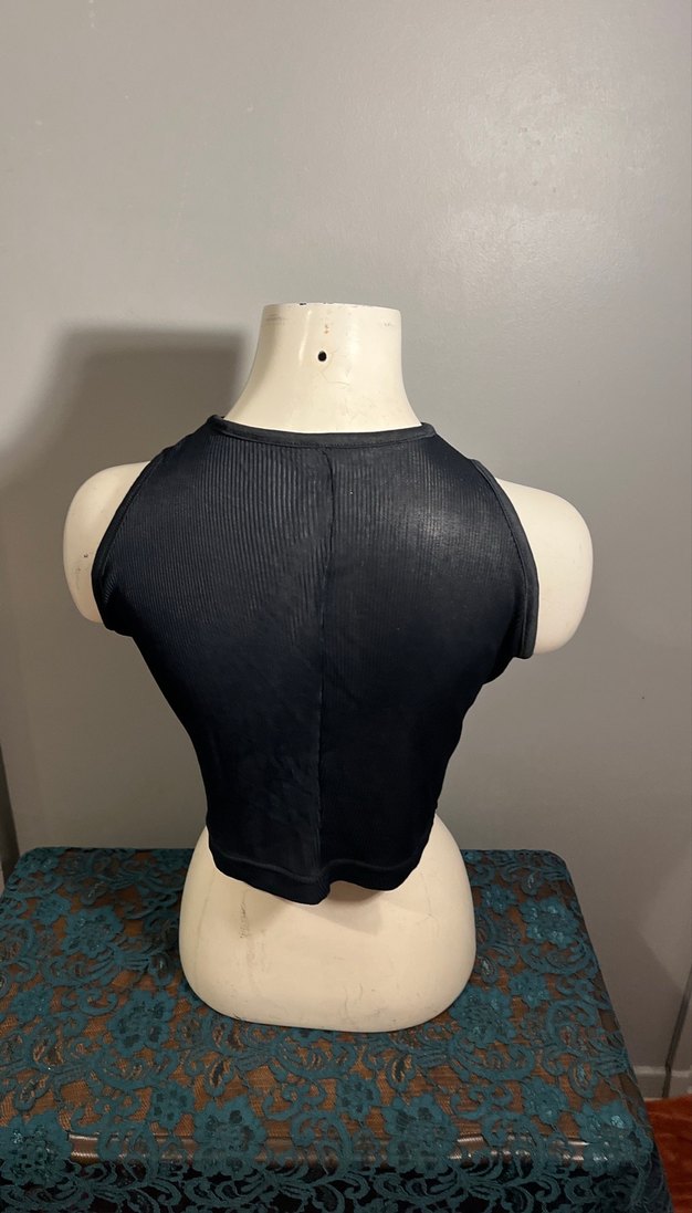 Siyah Yüksek Yakalı Kolsuz Crop Top - Görsel 3