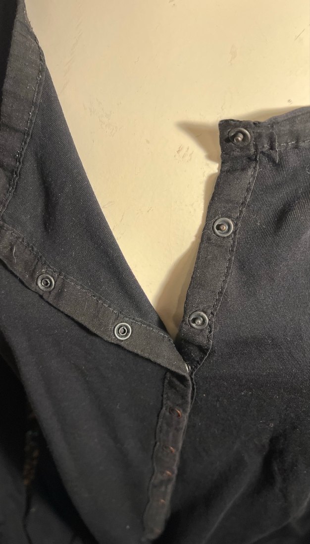 Düğmeli Siyah  Uzun Kollu Pamuklu Tişört - Görsel 4