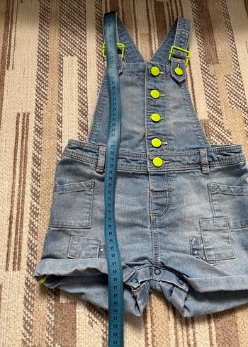 Kızlar için sarı tişörtlü düğmeli kot tulum - Görsel 2