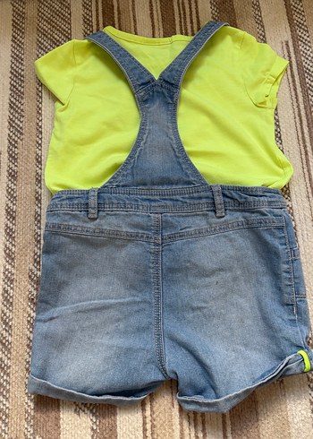 Kızlar için sarı tişörtlü düğmeli kot tulum - Görsel 7