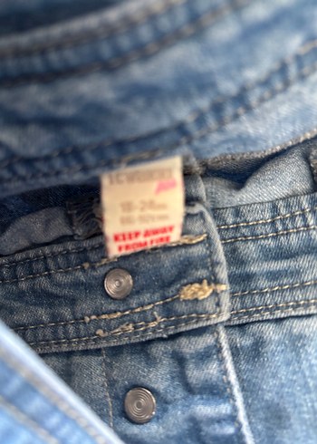 Kızlar için sarı tişörtlü düğmeli kot tulum - Görsel 6