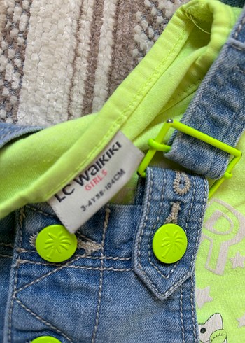 Kızlar için sarı tişörtlü düğmeli kot tulum - Görsel 5