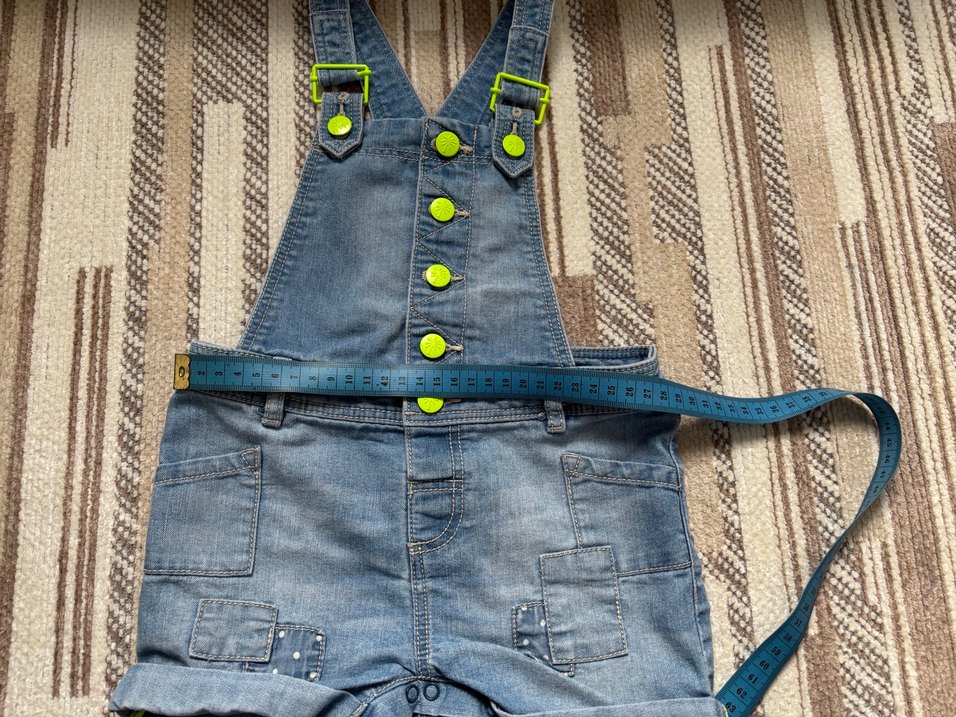 Kızlar için sarı tişörtlü düğmeli kot tulum - Görsel 3