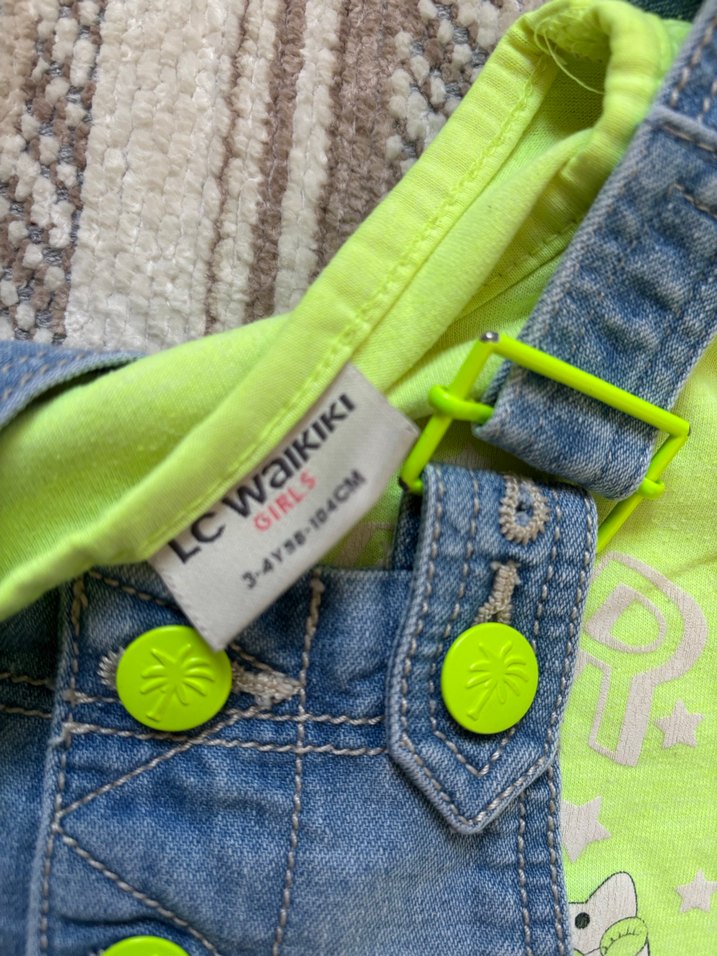 Kızlar için sarı tişörtlü düğmeli kot tulum - Görsel 5