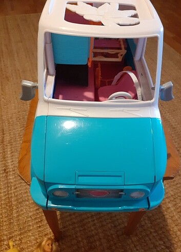 Beden Renk Barbie ve köpüşler ada macerası karavanı
