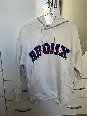 Beyaz geniş kesim sweatshirt