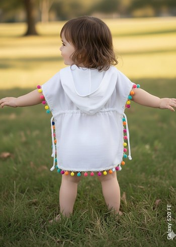 Renkli Püsküllü Beyaz Pamuklu Kız Çocuk Panço - Görsel 2