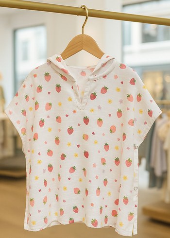 Kız Çocuk Beyaz Çilek Desenli Kapüşonlu Panço - Görsel 2