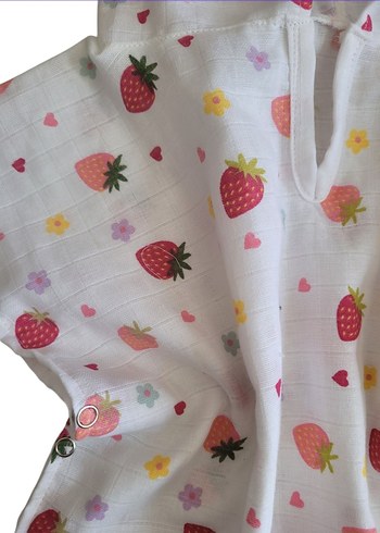 Kız Çocuk Beyaz Çilek Desenli Kapüşonlu Panço - Görsel 4