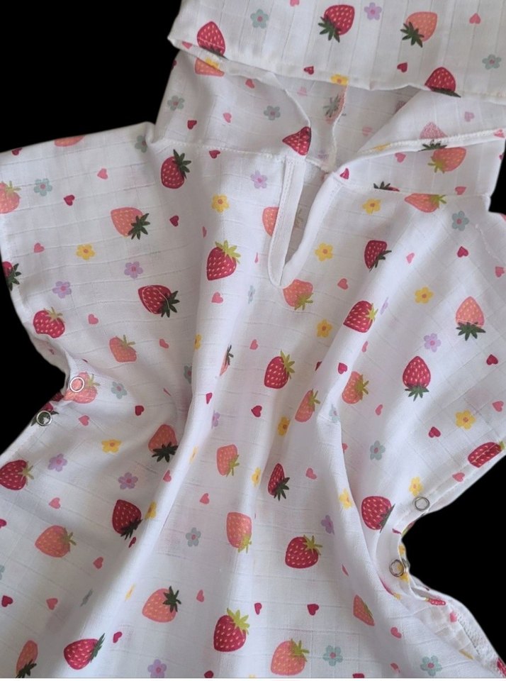 Kız Çocuk Beyaz Çilek Desenli Kapüşonlu Panço - Görsel 5