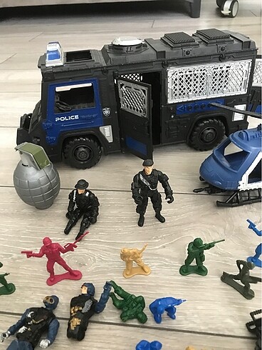 Polis oyuncakları