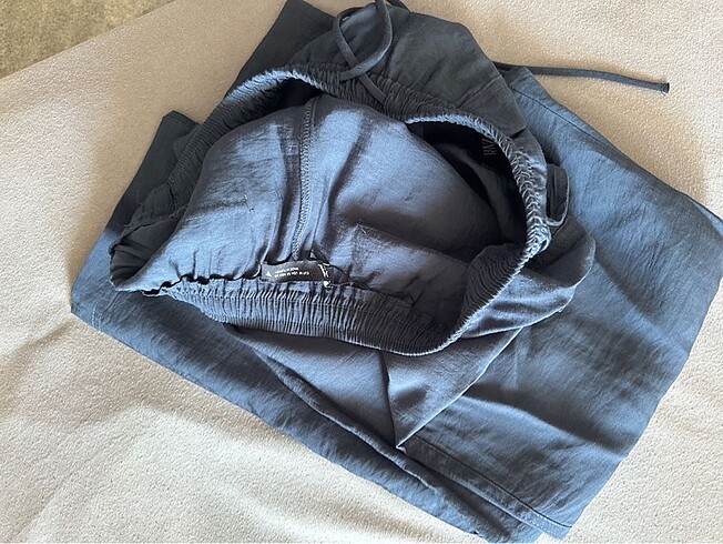 Zara Dökümlü Kısa Paça Pantolon - Görsel 4