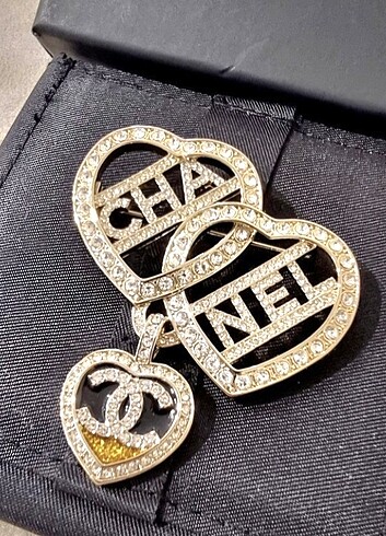 Beden Chanel broş