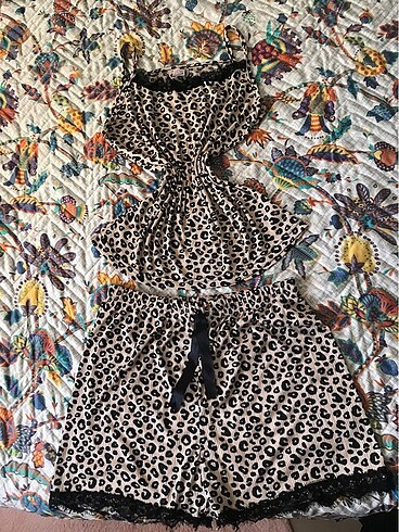 Şortlu askılı pijama takımı