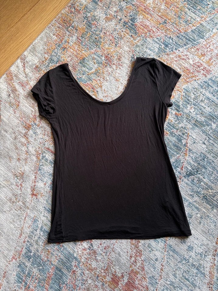 Siyah V Yaka  Tişört - Görsel 2