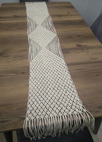 Makrome runner 