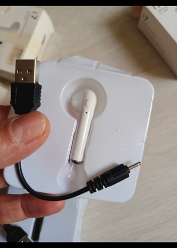 Beyaz siyah i7 Kulaklık ve USB Kablosu - Görsel 2