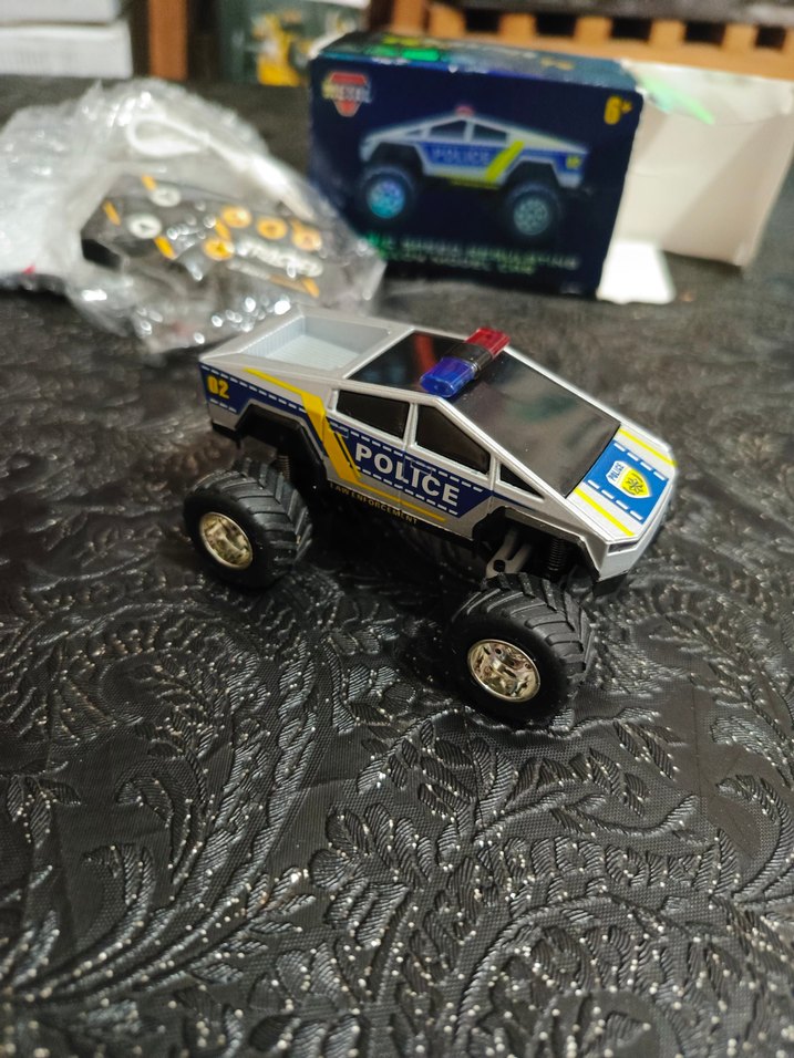 Renkli Polis Temalı Oyuncak Araba - Görsel 3