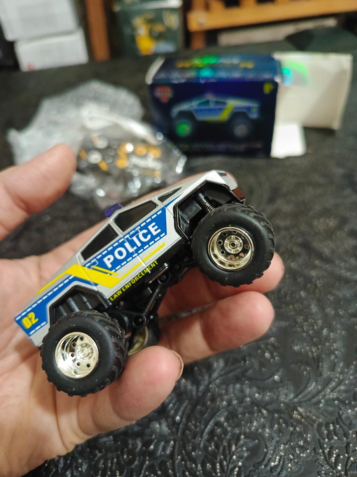 Renkli Polis Temalı Oyuncak Araba - Görsel 4