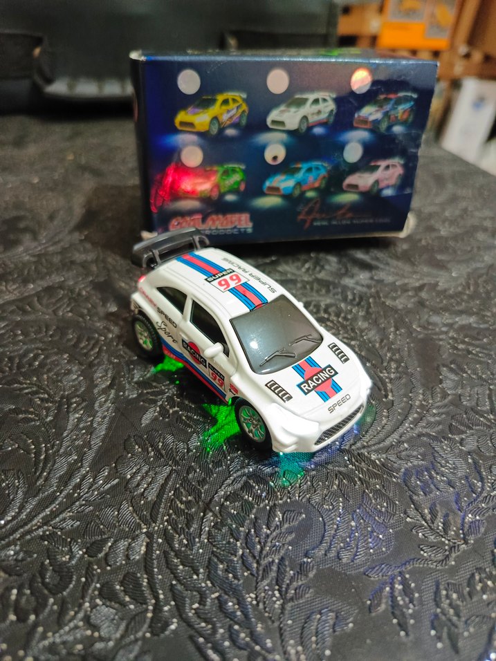 metal Beyaz Yarış Oyuncak Arabası - Görsel 2