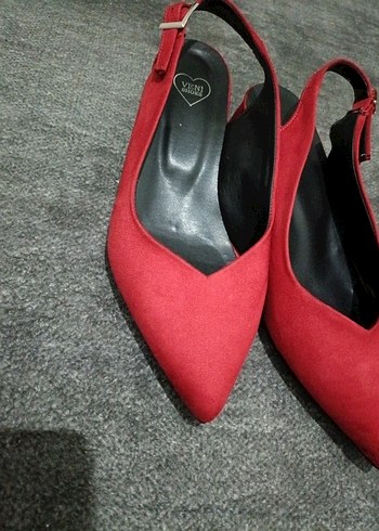 Kırmızı Süet Stiletto Tokalı Kadın Ayakkabı - Görsel 2