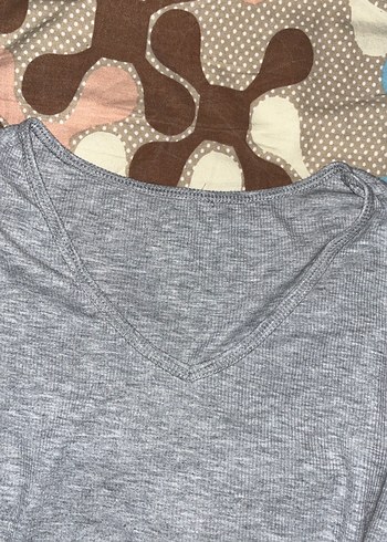 Gri V Yaka Kısa Kollu Kadın Tişört - Görsel 2