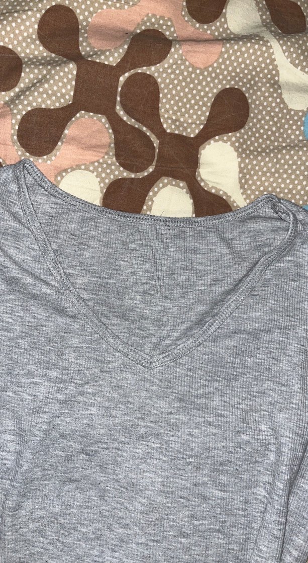 Gri V Yaka Kısa Kollu Kadın Tişört - Görsel 2