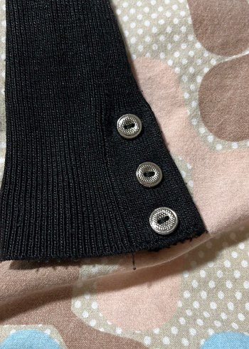 Siyah V Yaka Düğmeli Kadın Kazak - Görsel 4