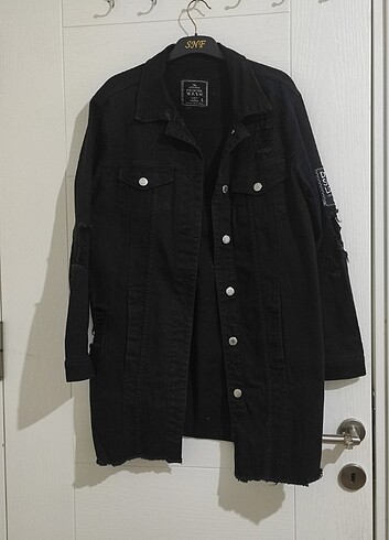 l Beden siyah Renk Siyah yırtık arkası yazı detaylı kot ceket