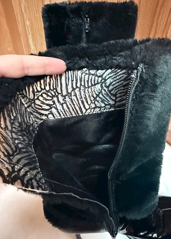 Kürk Detaylı Siyah Rugan Çizme - Görsel 3