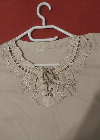Nakışlı, kısa kollu, bej kadın bluz - Görsel 2