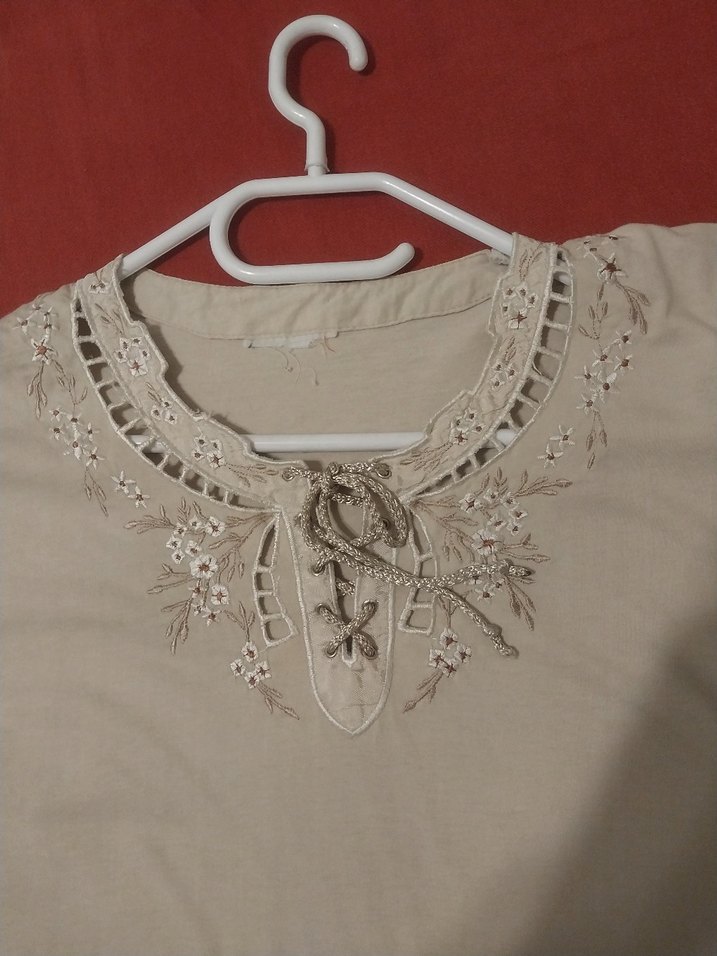 Nakışlı, kısa kollu, bej kadın bluz - Görsel 2