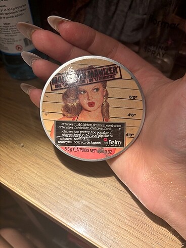 the balm mary lou manizer highligter